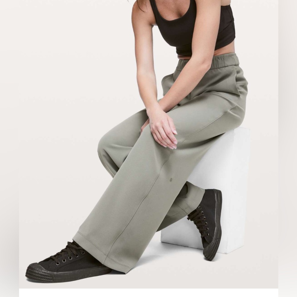 Lululemon On The Fly Pant *Wide Leg Woven 31.5" size 4 grey sage green